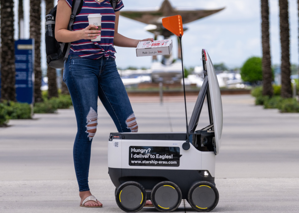 robô starship com compartimento aberto para recolha de uma encomenda